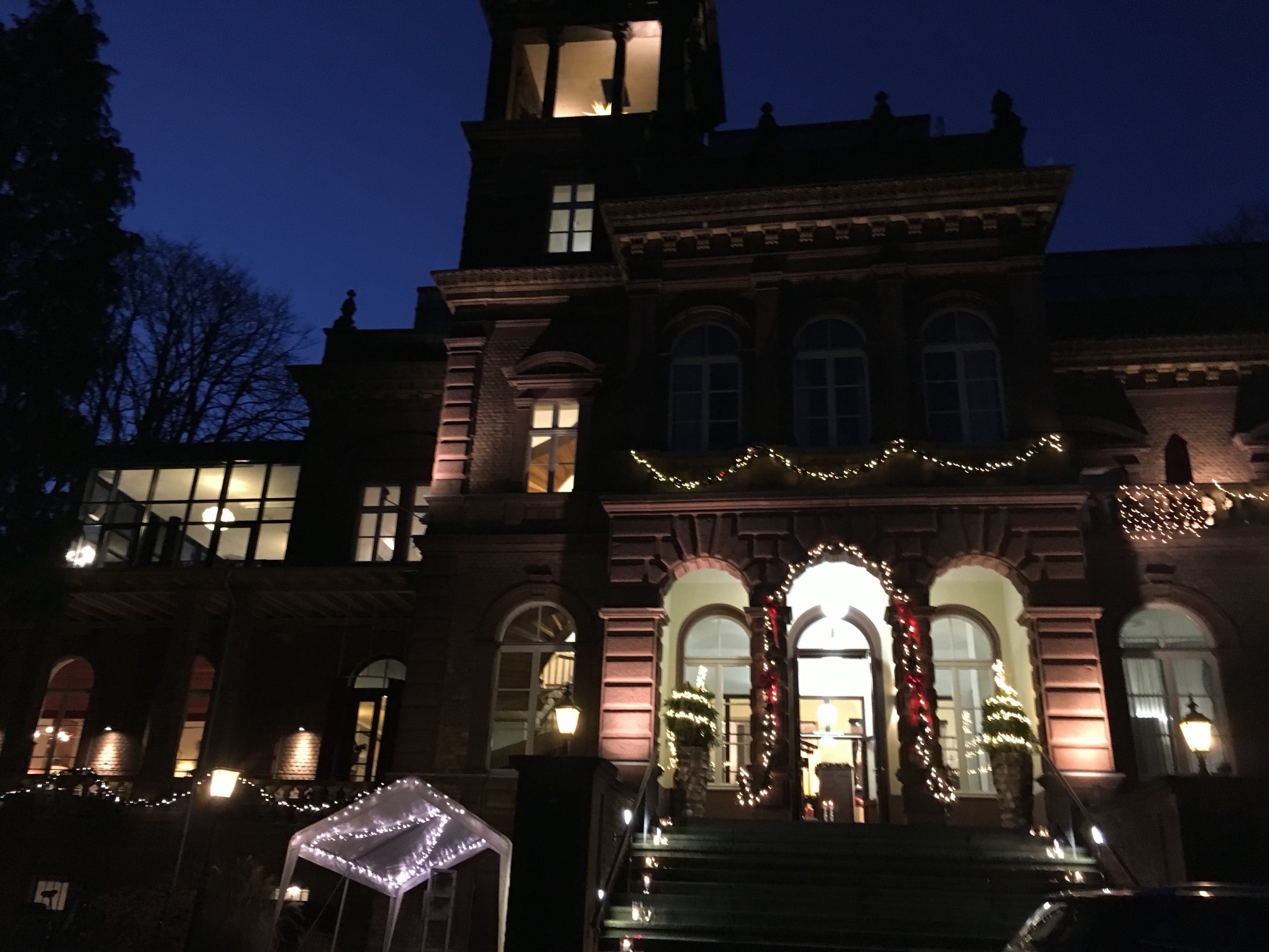 Kaiserbahnhof Brühl bei Nacht, beleuchtete Fassade mit Festbeleuchtung