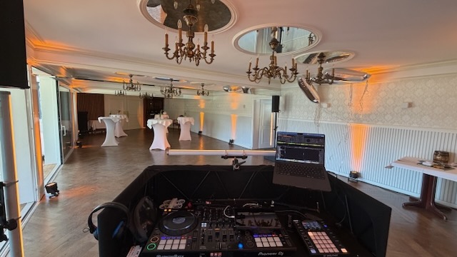 DJ-Pult von René Braun im Festsaal des Haus am See mit Kronleuchtern und warmem Ambientelicht
