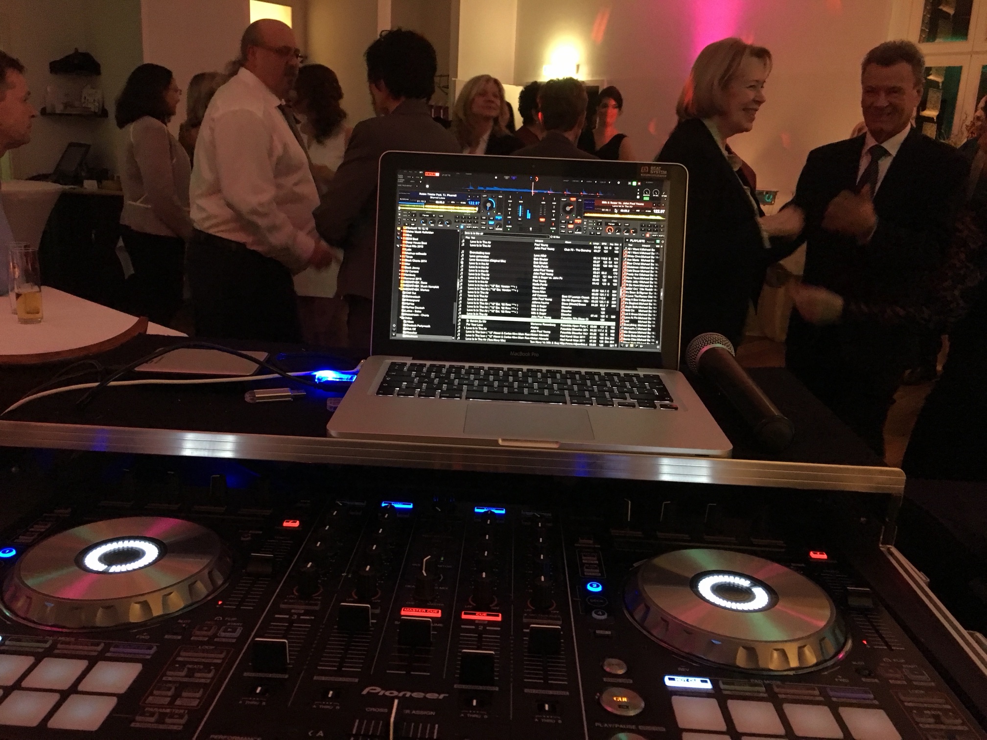 DJ-Pult von René Braun im Kaiserbahnhof Brühl mit tanzenden Gästen im Hintergrund