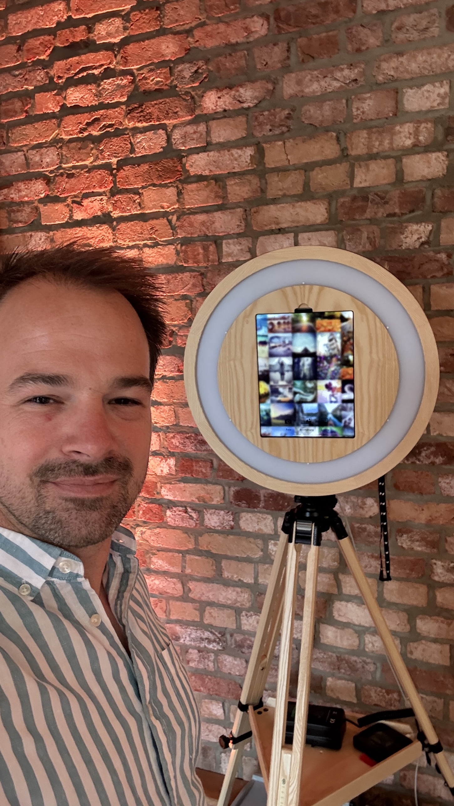 Die echte Fotobox im Aufbau – René Braun daneben