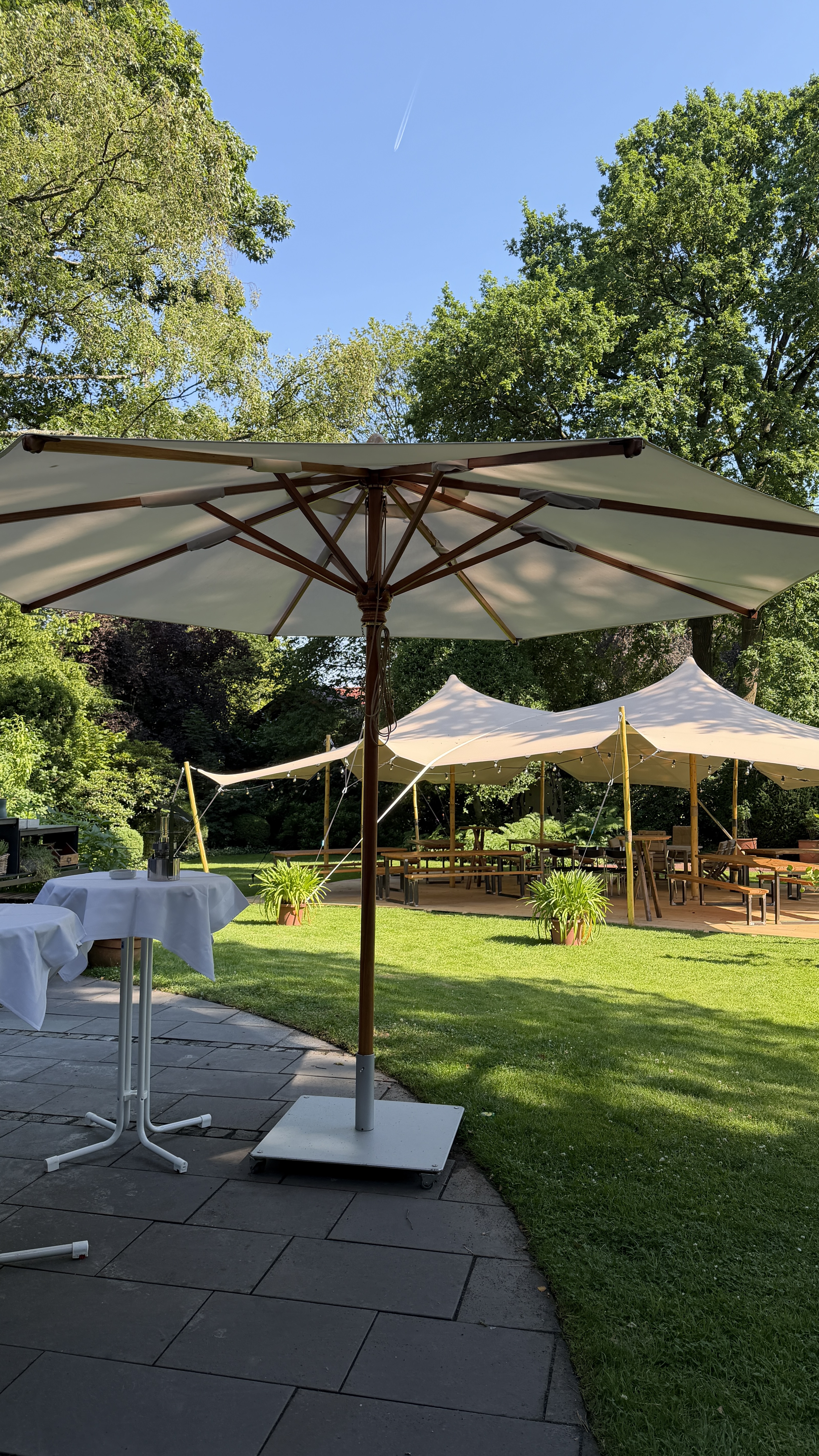 Blick über den Garten auf das Festzelt – privates Sommerfest mit DJ René Braun