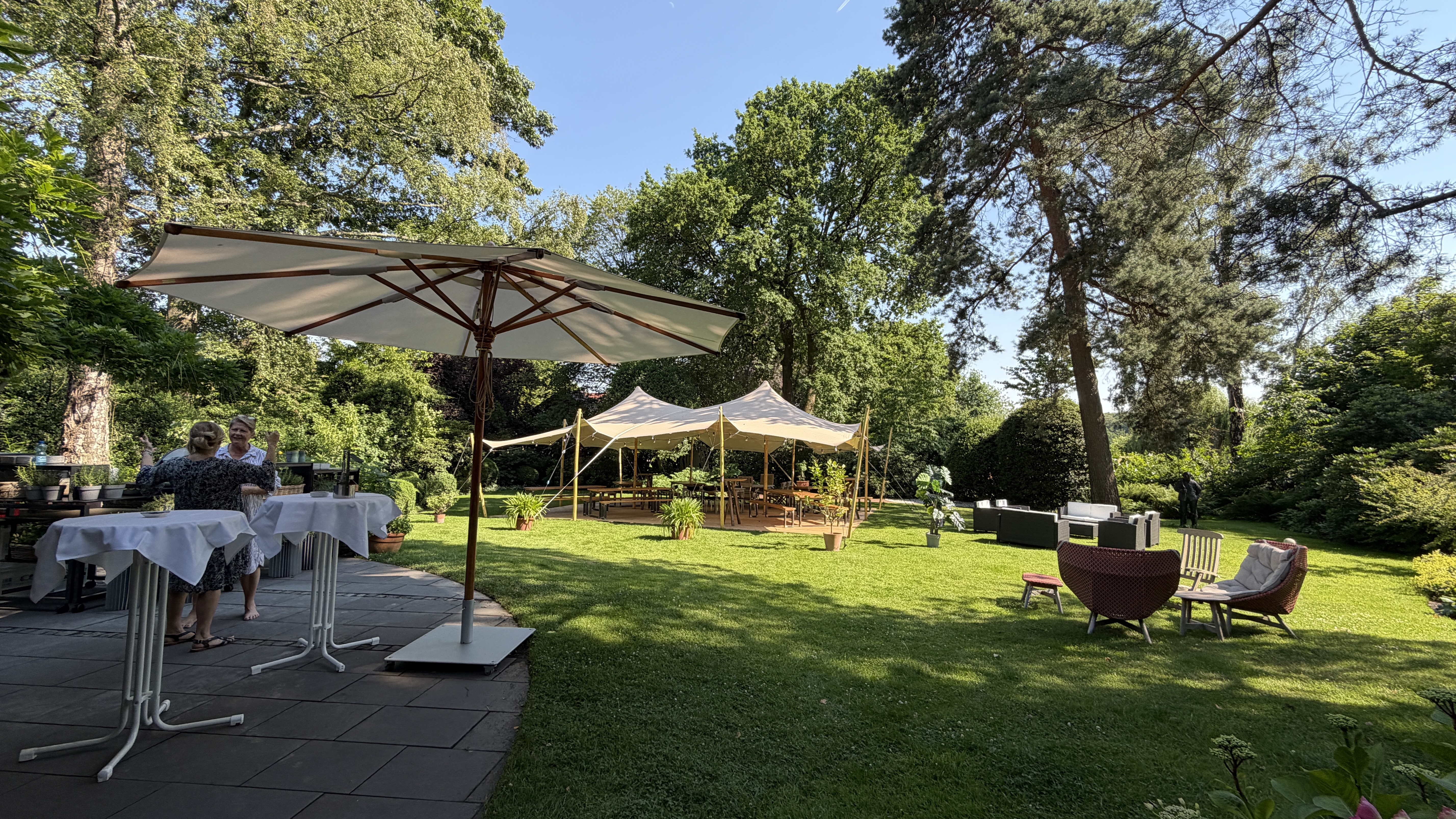 Privates Gartenfest mit Festzelt und Lounge