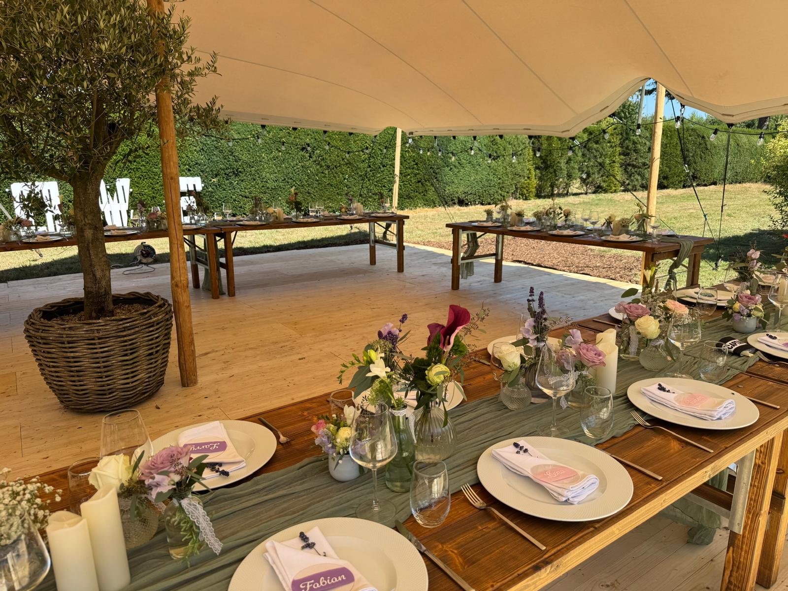 Festlich gedeckte Hochzeitstafel im Pagodenzelt bei einer Gartenhochzeit