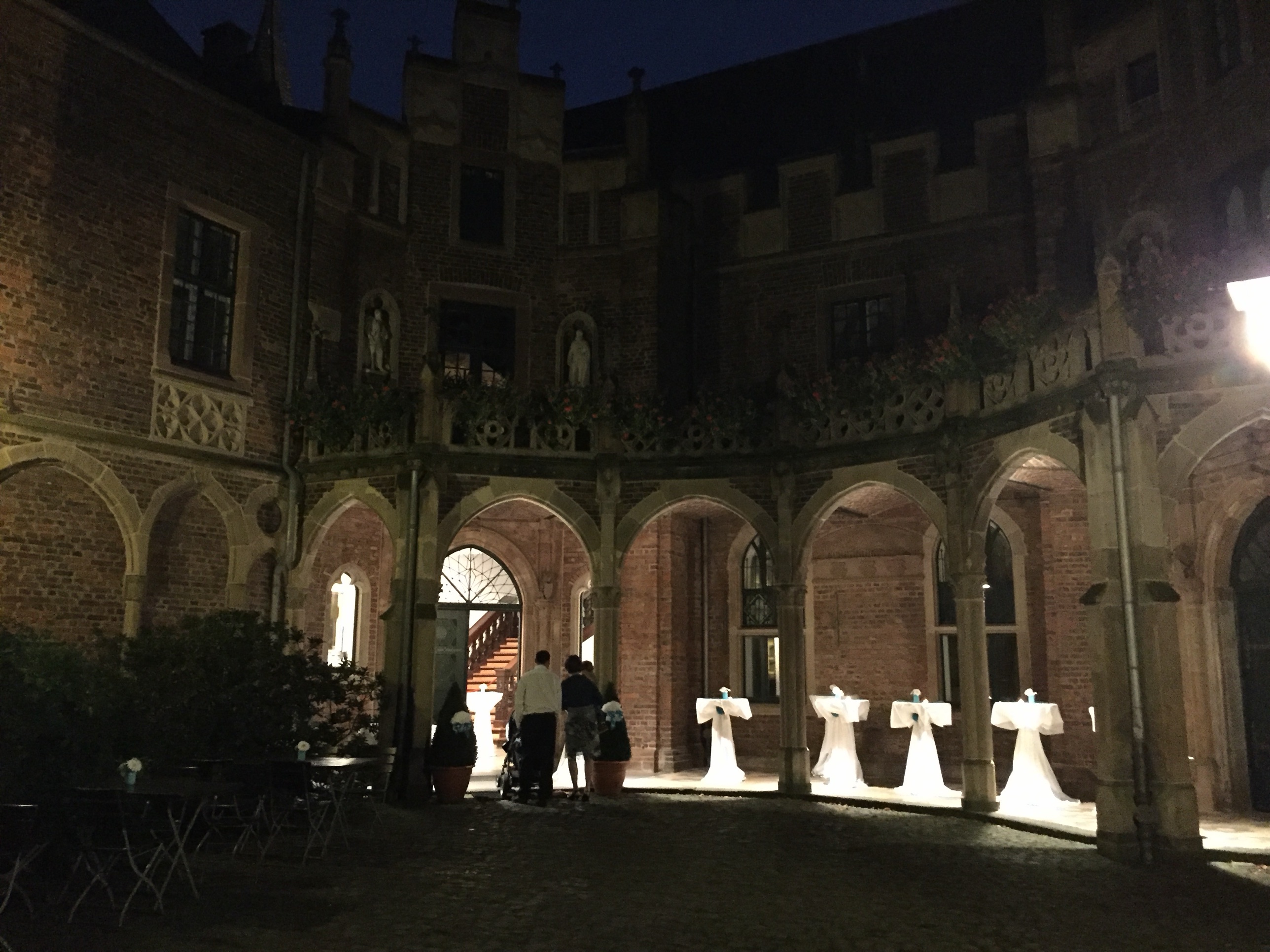 Beleuchteter Arkadengang im Innenhof von Schloss Paffendorf am Abend