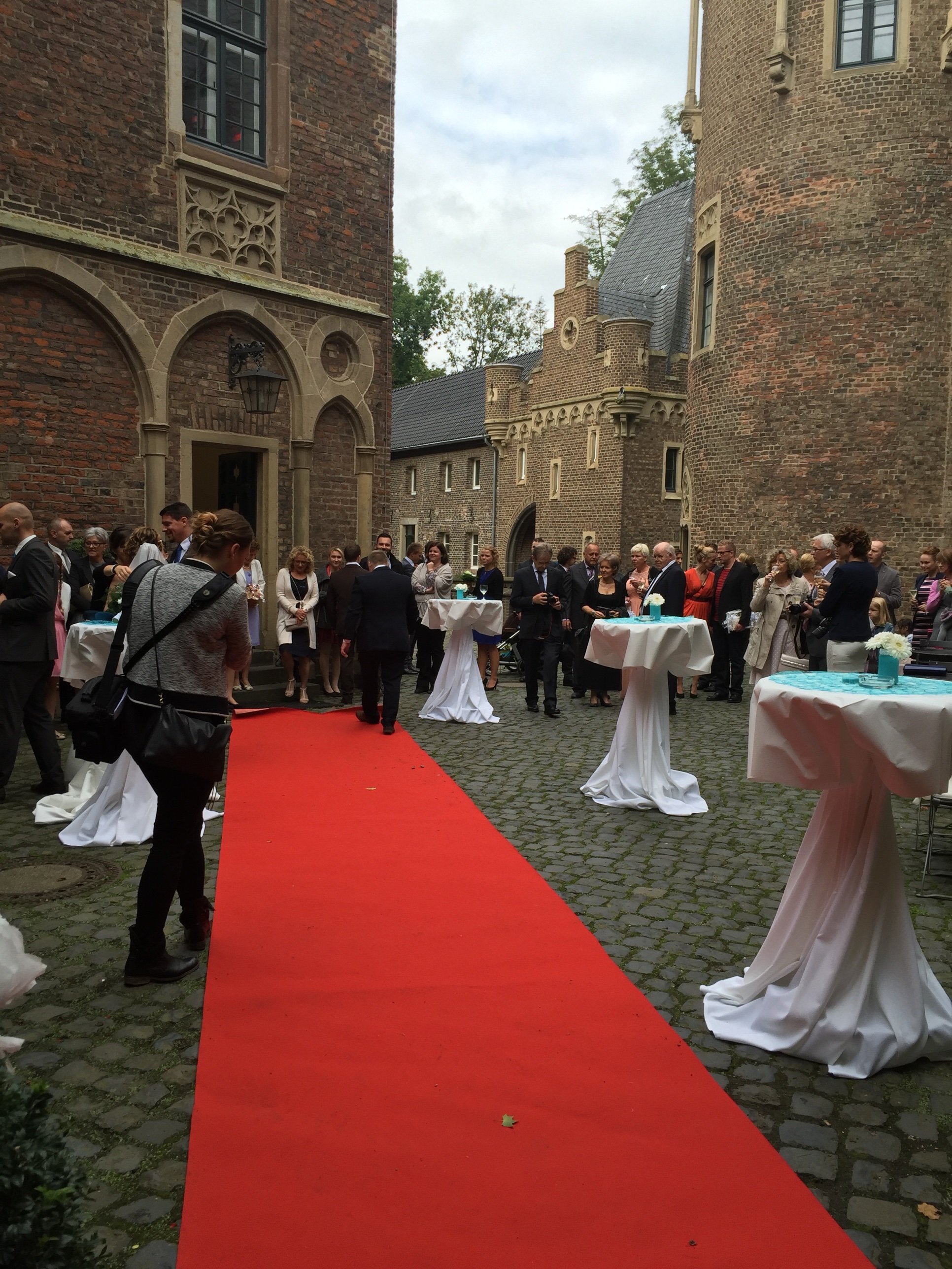 Roter Teppich und Stehtische im Innenhof von Schloss Paffendorf beim Sektempfang