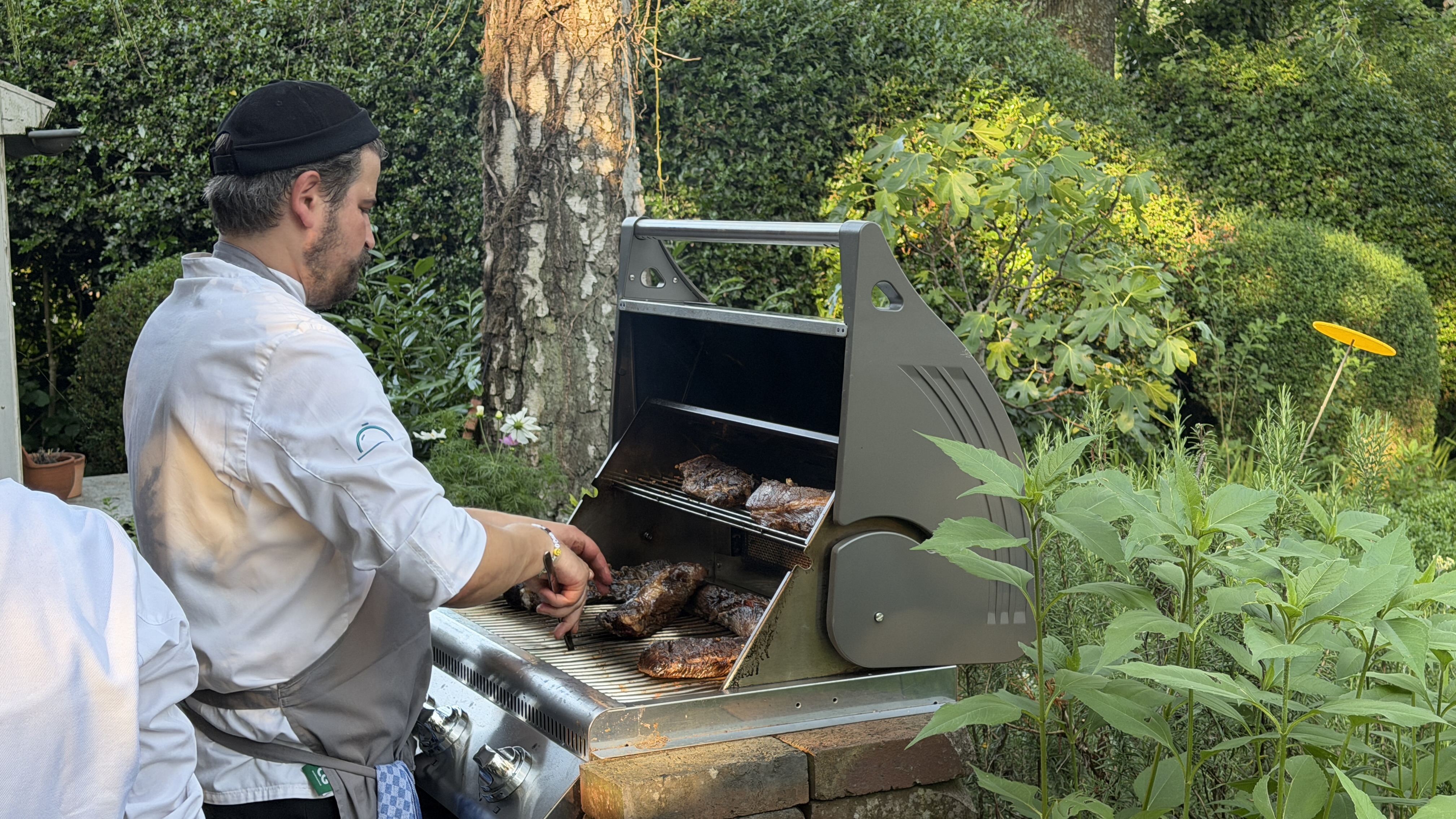 Live-Grill beim Gartenfest