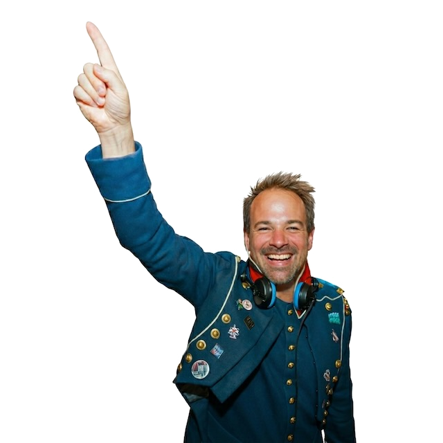 DJ René Braun in blauer Funken-Uniform, lachend, mit erhobenem Arm