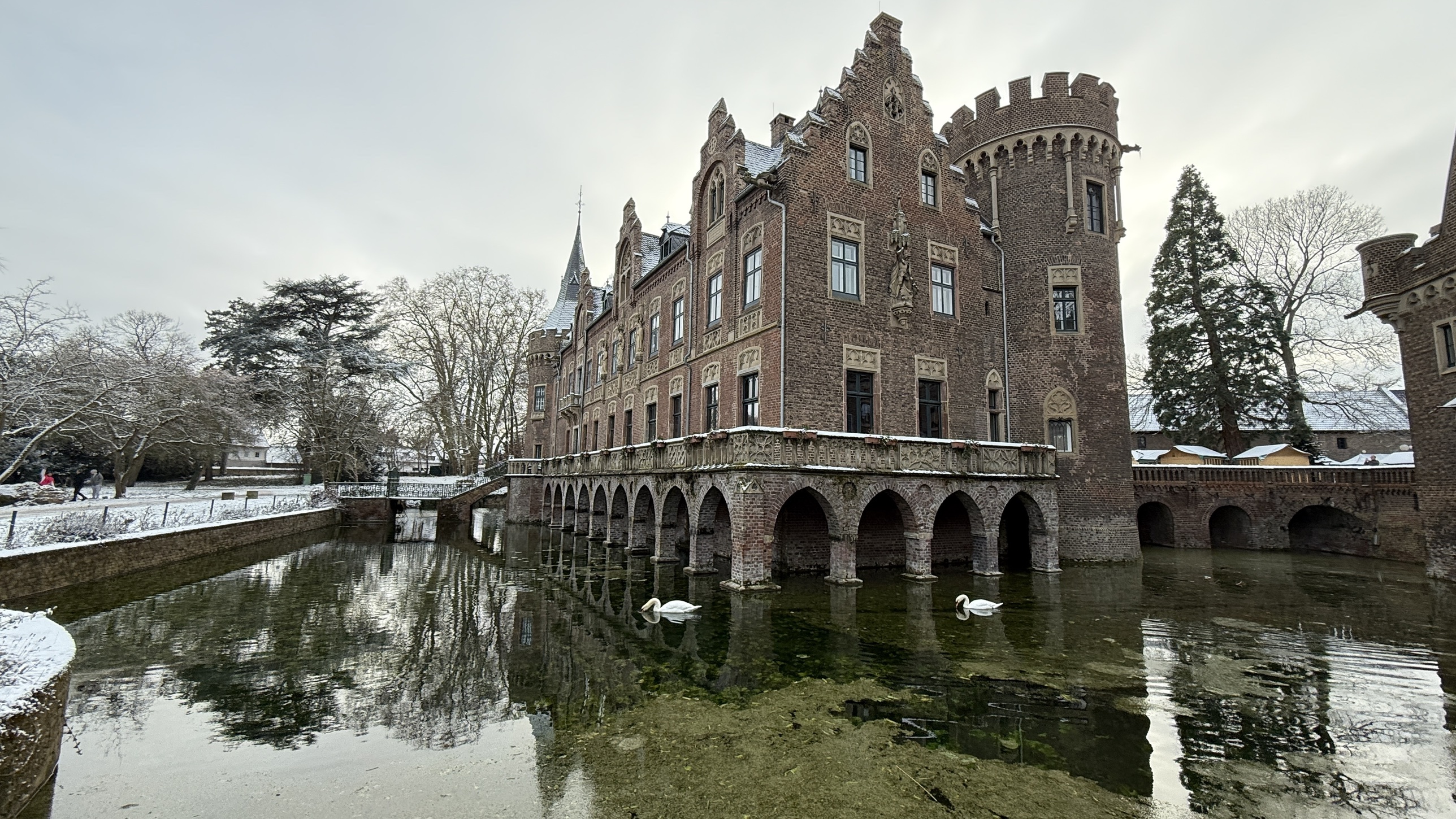 Schloss Paffendorf in Bergheim mit Wassergraben und Turm, winterliche Außenansicht