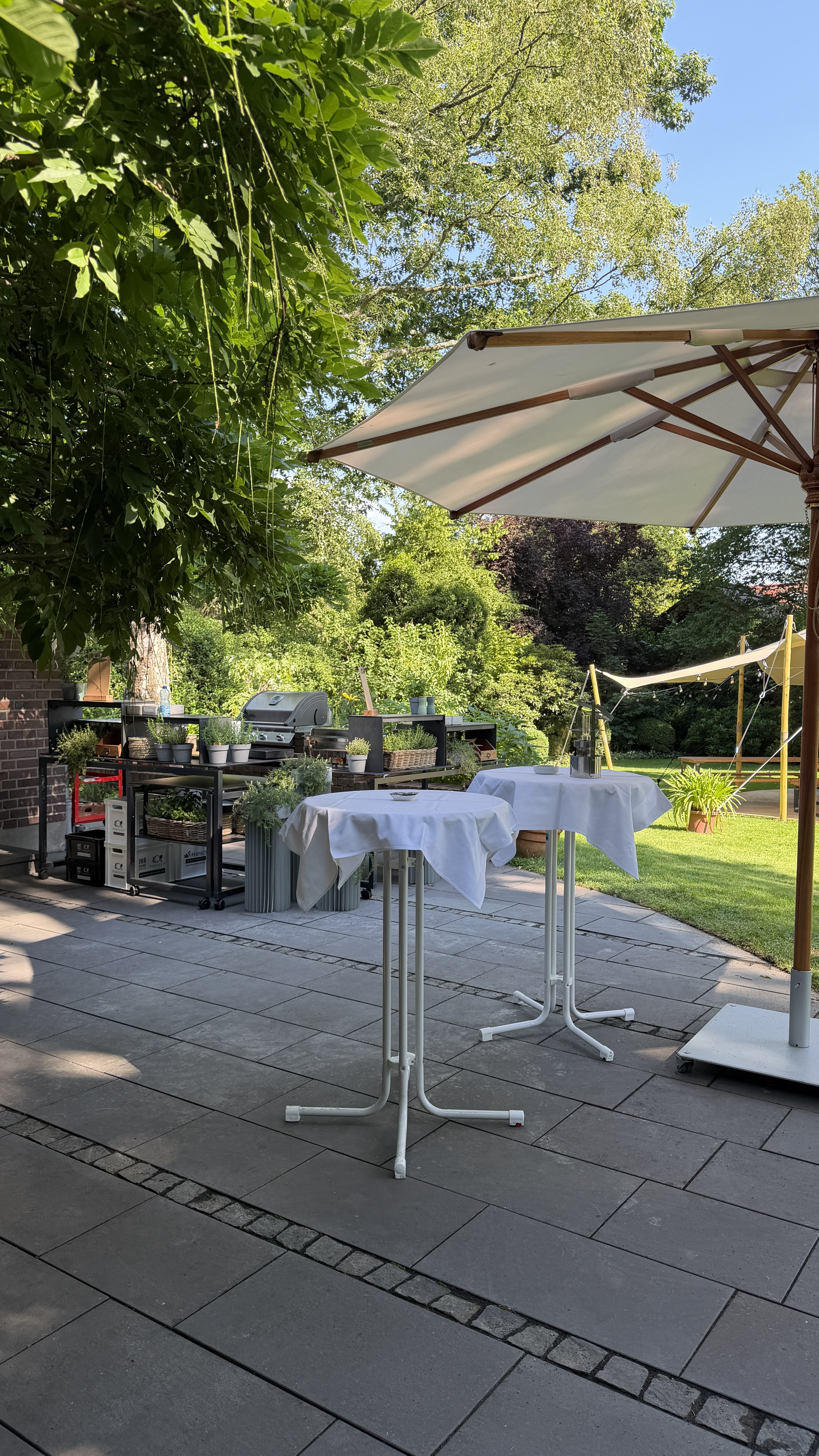 Sektempfang mit Stehtischen im Garten – begleitet von DJ René Braun