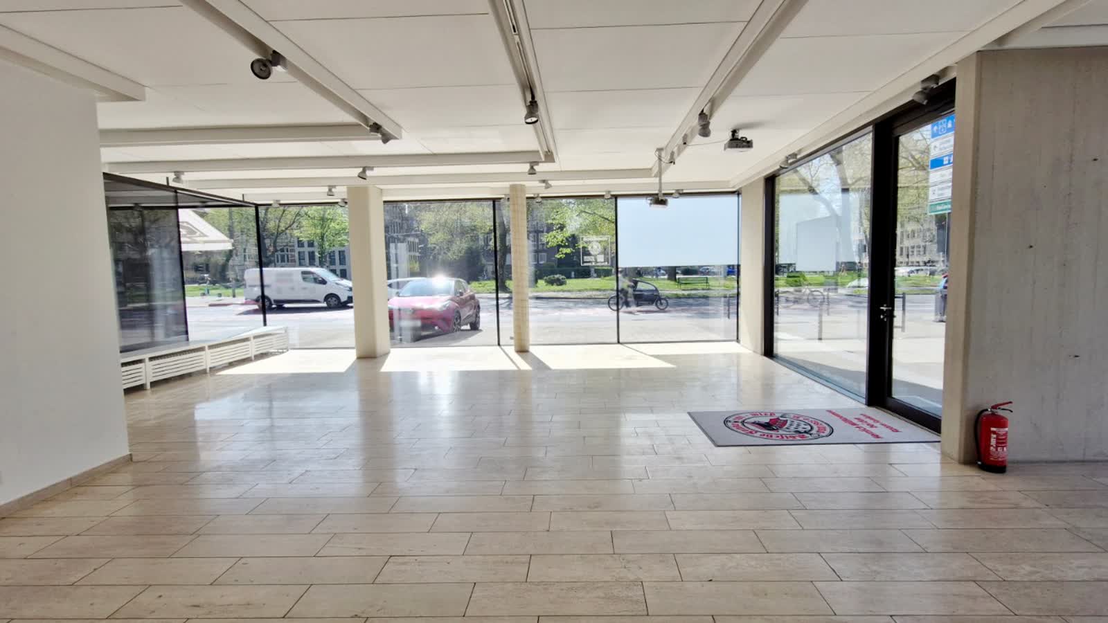 Leerer Veranstaltungsraum mit Glasfront bei Tageslicht