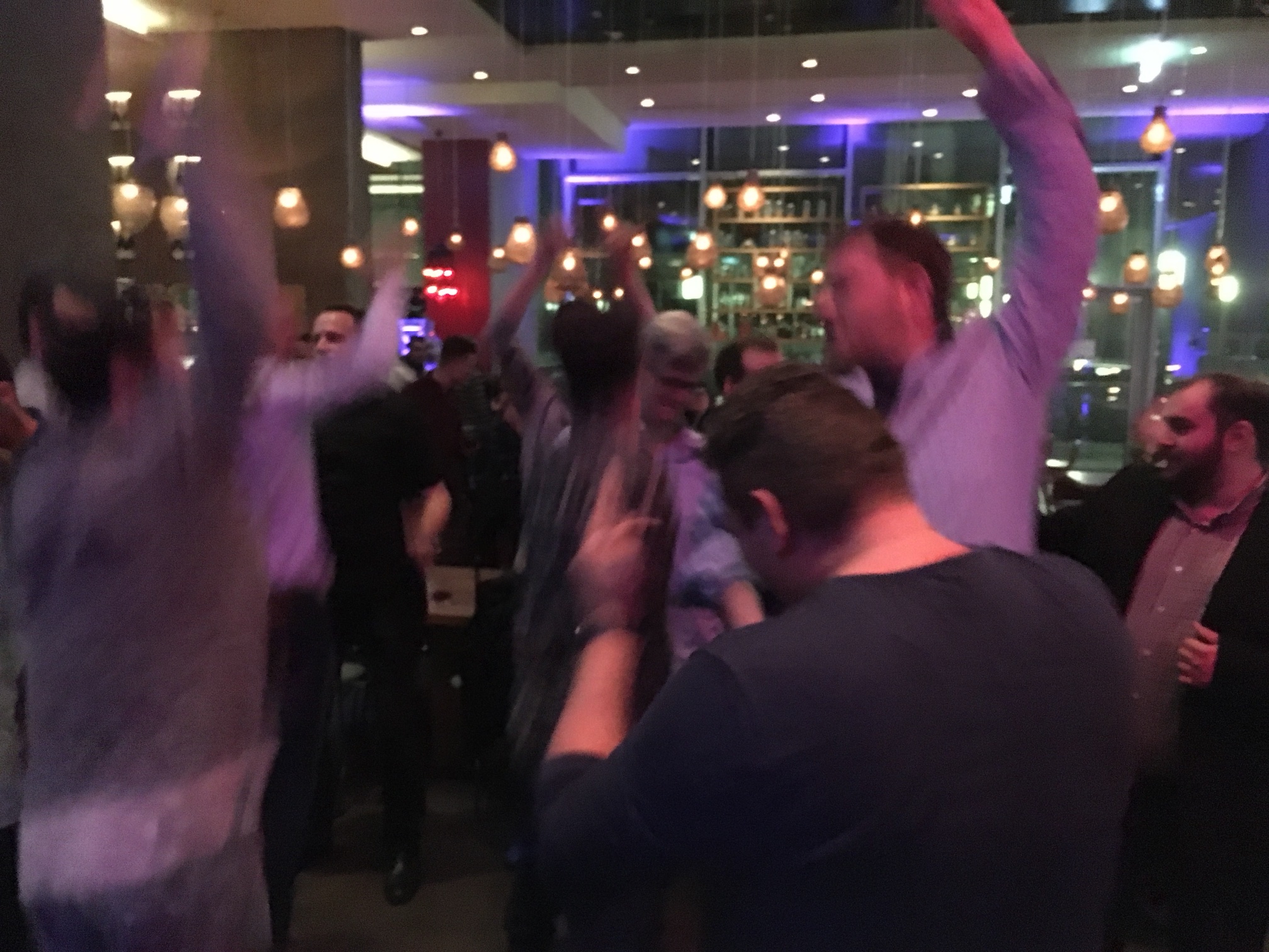 Feiernde Gäste mit erhobenen Armen auf der Tanzfläche im bona'me Köln