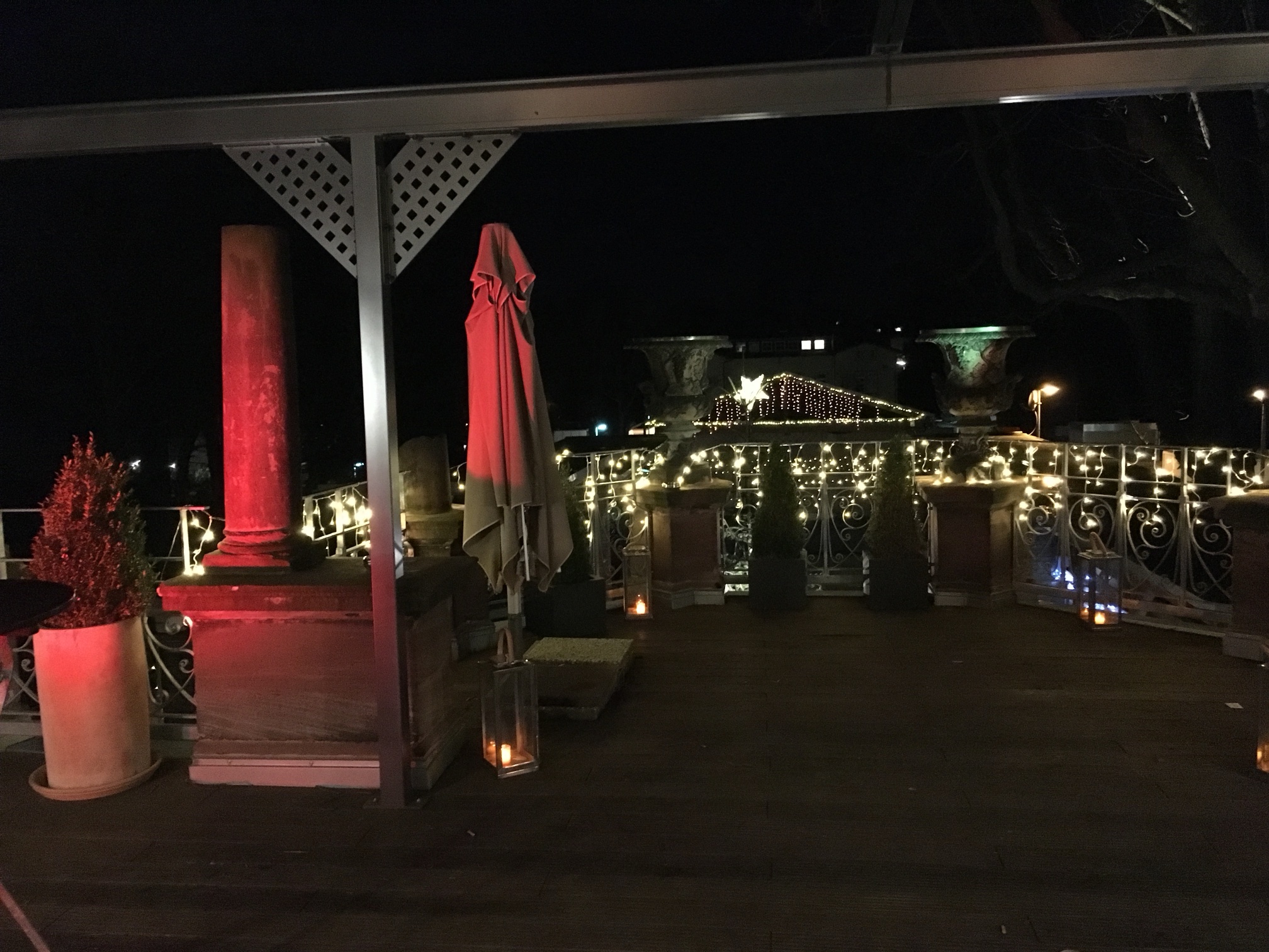 Terrasse des Kaiserbahnhofs Brühl abends mit Lichterketten